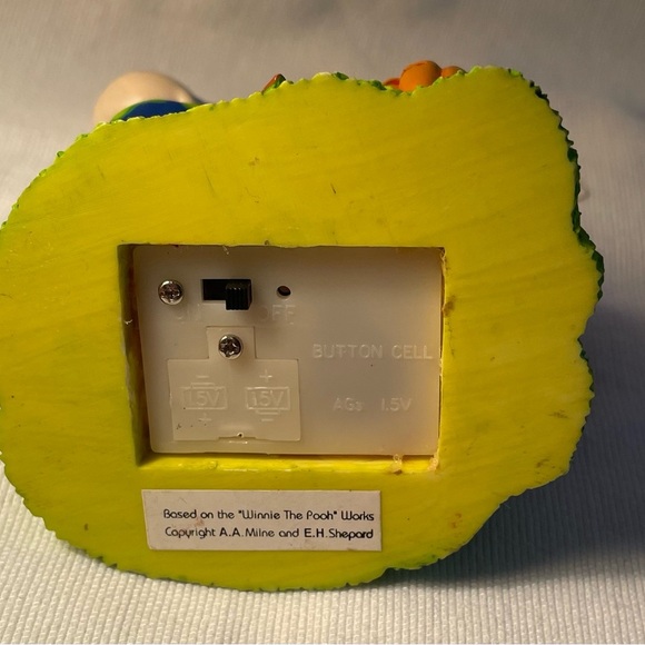 Vintage Winnie the Pooh Halloween Themed Figurine needs batteries - Picture 5 of 8